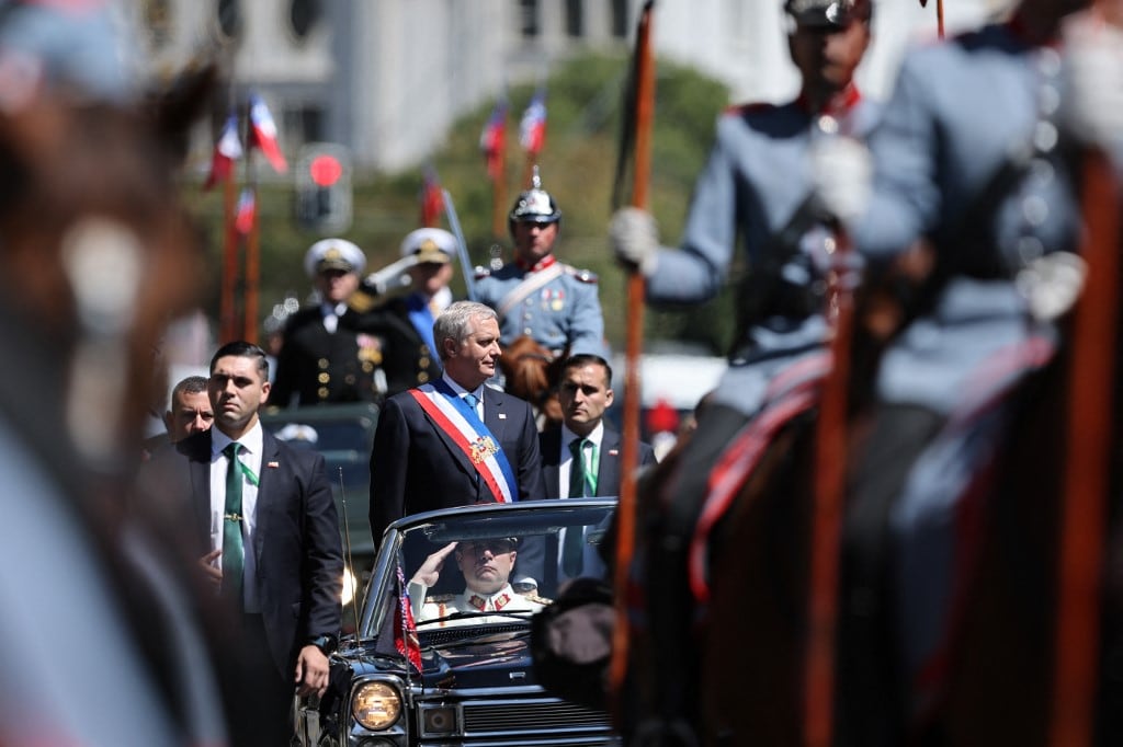 El nuevo presidente de Chile, José Antonio Kast, sale del Congreso en el auto presidencial descapotable tras su ceremonia de investidura en Valparaíso, Chile, el 11 de marzo de 2026. El presidente más derechista de Chile en más de tres décadas, José Antonio Kast, asume el cargo el 11 de marzo de 2026 con la promesa de abordar el aumento de la delincuencia violenta y llevar a cabo deportaciones masivas de migrantes. (Foto de Javier TORRES / AFP)