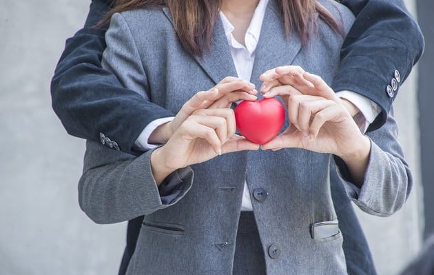 Relaciones amorosas en la oficina. (Foto: Shuttershock)