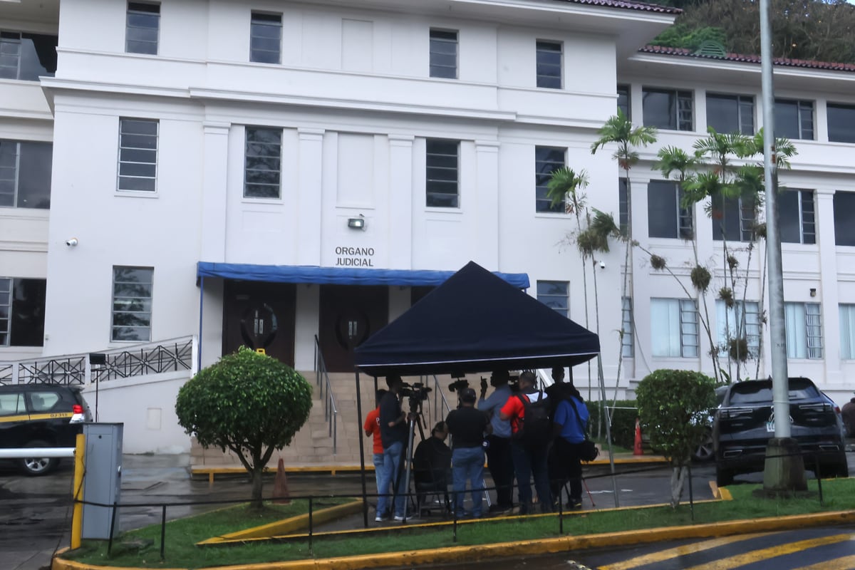 Periodistas aguardan frente al edificio de la Corte Suprema de Justicia de Panamá durante una audiencia este lunes, en Ciudad de Panamá (Panamá). El juicio por el caso Odebrecht en Panamá, la mayor trama de corrupción en la historia del país, más de una década después de que se abriera la investigación y con más de una veintena de imputados que se enfrentan a una pena de hasta doce años de prisión, entre ellos el expresidente panameño Ricardo Martinelli (2009-2014), asilado en Colombia. EFE/ Gabriel Rodríguez