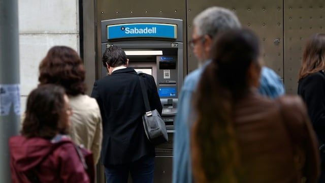 Bancos españoles BBVA y Sabadell estudian fusionarse