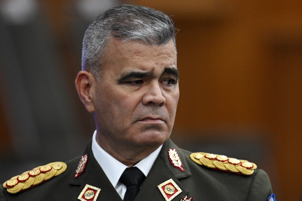 (ARCHIVOS) El ministro de Defensa venezolano, general Vladimir Padrino, hace un gesto antes de una conferencia de prensa del presidente venezolano Nicolás Maduro en el palacio presidencial de Miraflores en Caracas el 31 de julio de 2024. La presidenta venezolana Delcy Rodríguez anunció el 17 de marzo de 2026 la destitución del ministro de Defensa Vladimir Padrino López, quien dirigió las fuerzas armadas del país durante casi una década bajo el derrocado líder Nicolás Maduro. (Foto de Federico PARRA / AFP)