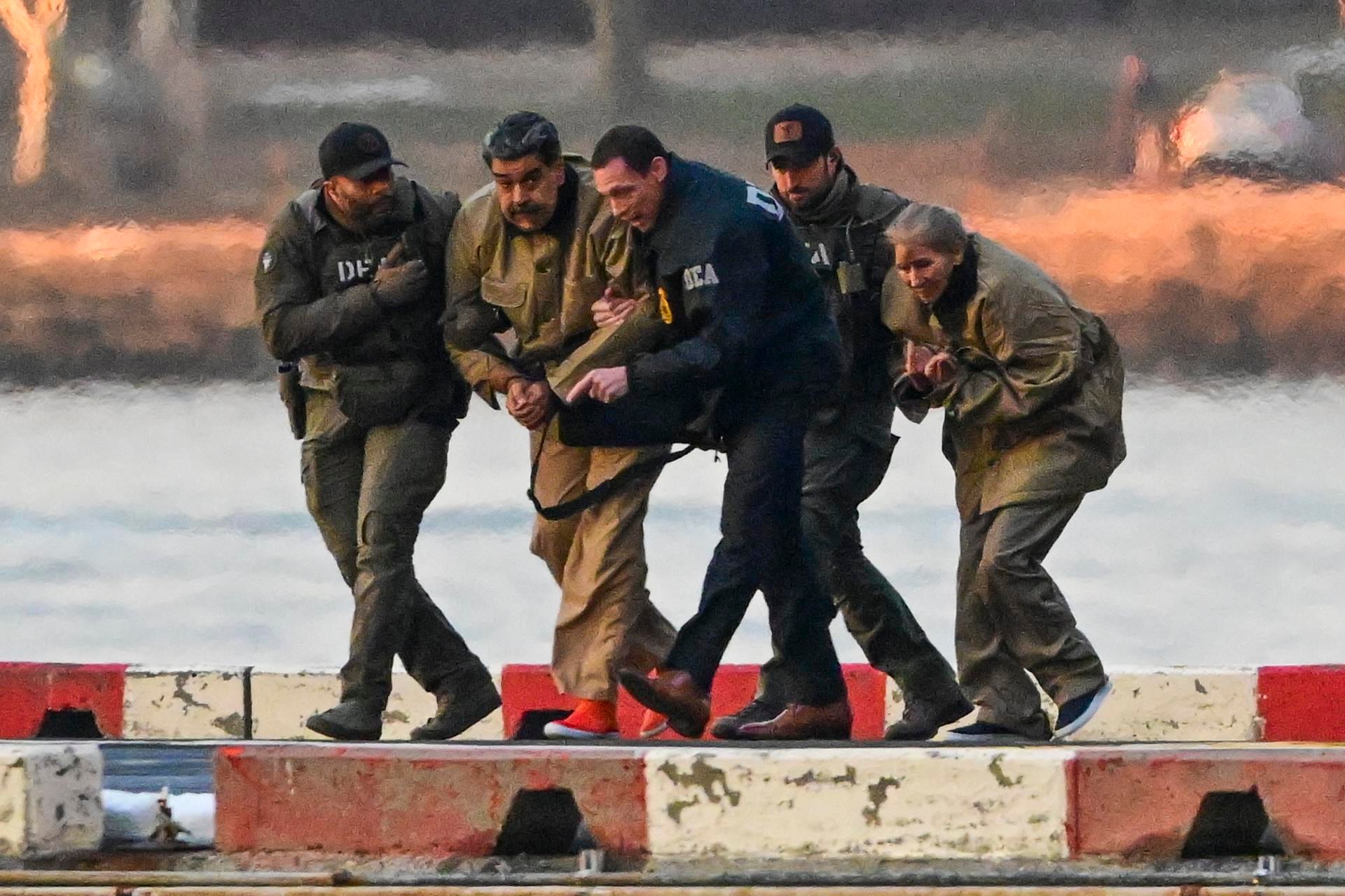 El mandatario de Venezuela Nicolás Maduro en el helipuerto de Wall Street durante su traslado a la corte federal de Nueva York, el 5 de enero de 2026. (EFE/EPA/Stringer).