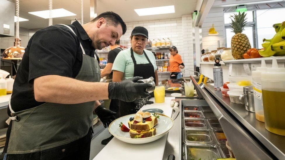 En la alta gastronomía, el éxito artístico y la rentabilidad no siempre habitan el mismo plato; sin embargo, los chefs peruanos han aprendido a cocinar en ambas cocinas a la vez. (Foto: GEC)
