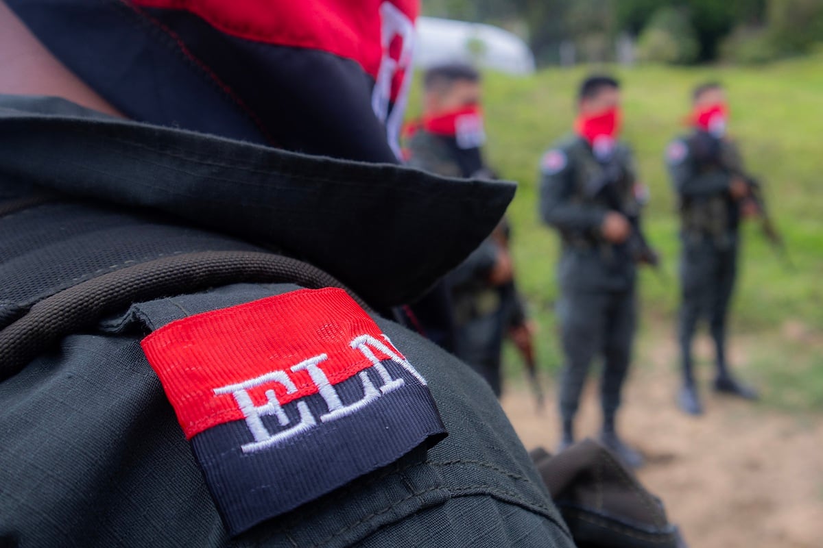 Los rebeldes del Ejército de Liberación Nacional (ELN) del frente de guerra nororiental Manuel Vázquez Castaño hacen guardia en la región del Catatumbo, Colombia, el 8 de marzo de 2025. (AFP)