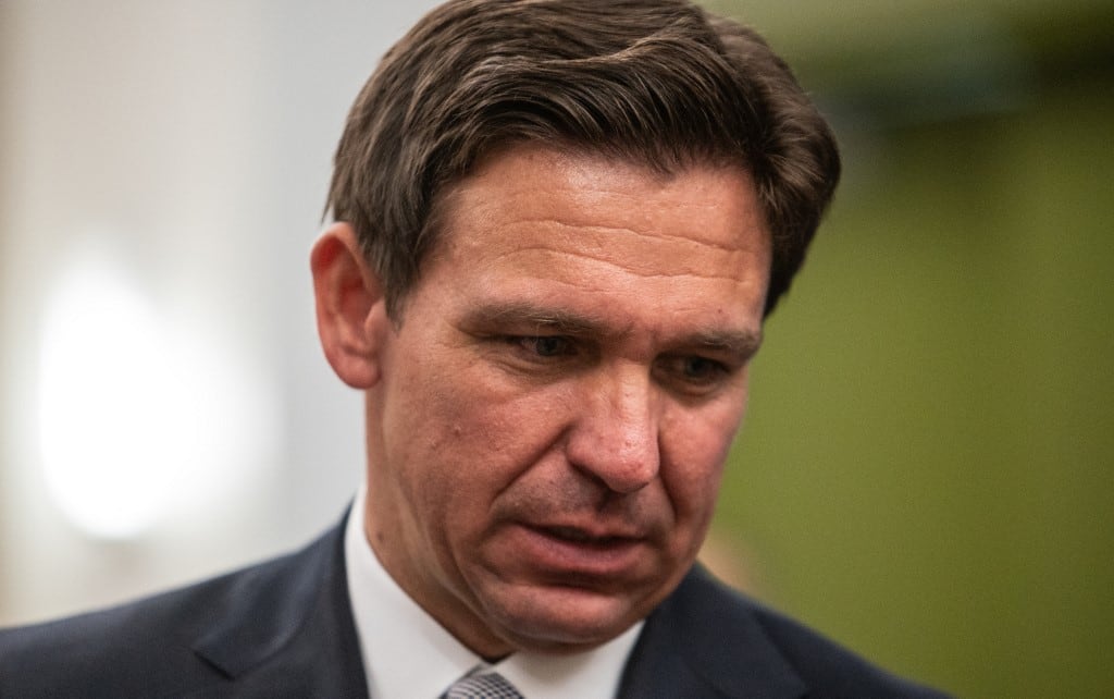 El gobernador de Florida, Ron DeSantis, aprobó esta ley que beneficiará a miles de personas (Foto: AFP)