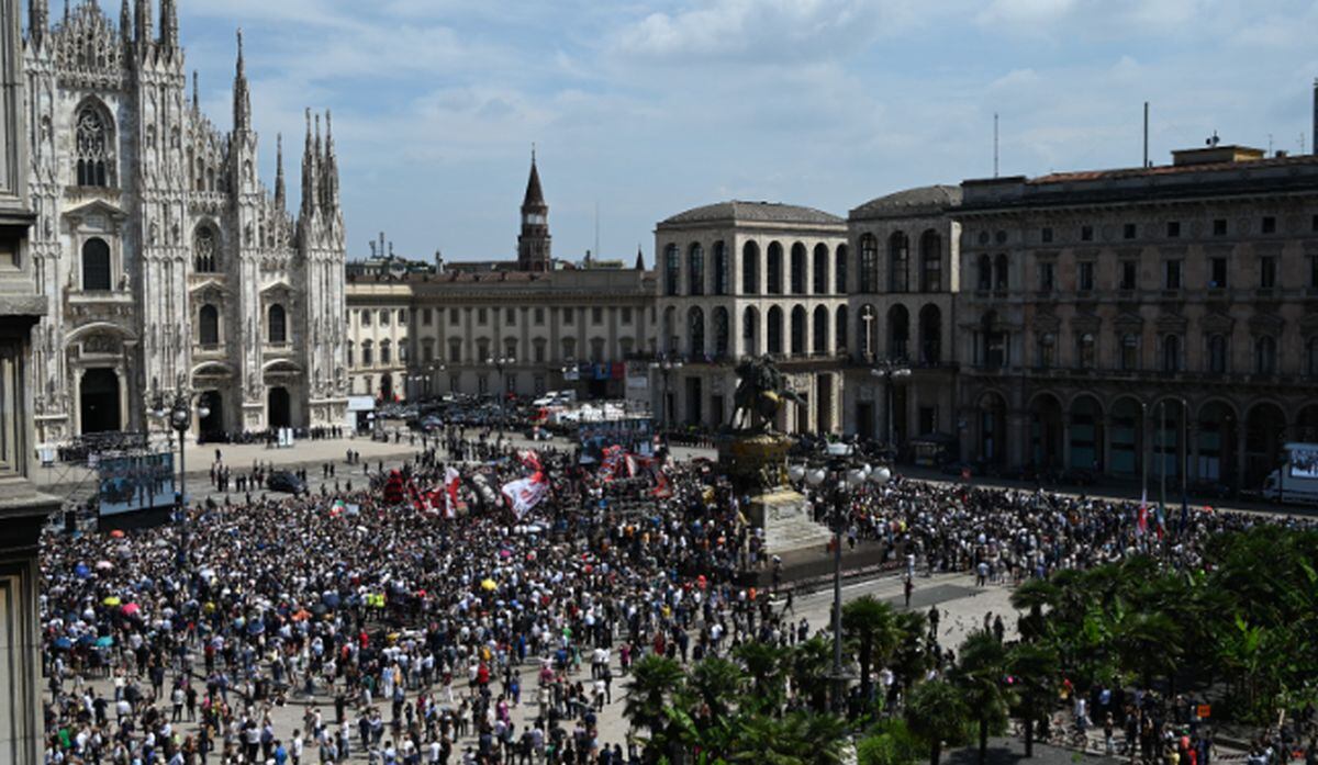 Una vista general muestra el coche fúnebre que transporta el ataúd del ex primer ministro italiano y magnate de los medios, Silvio Berlusconi, llegando a la catedral del Duomo de Milán el 14 de junio de 2023. (Foto de GABRIEL BOUYS / AFP)