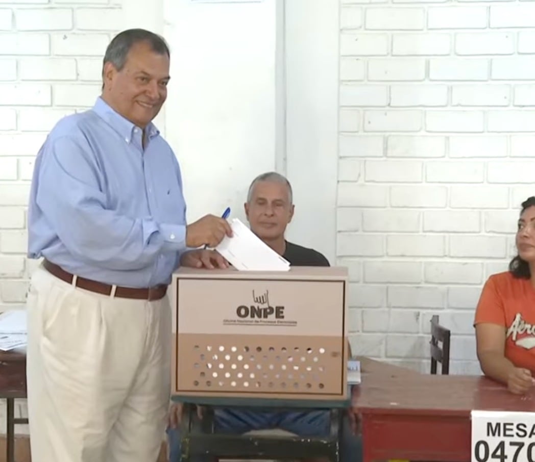 Jorge Nieto ejerce su voto tras el desayuno electoral a las 9:47 a.m.