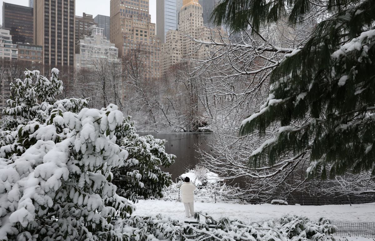 Una persona camina por un Central Park nevado en la ciudad de Nueva York el 27 de diciembre de 2025 (Foto: Timothy A. Clary / AFP)