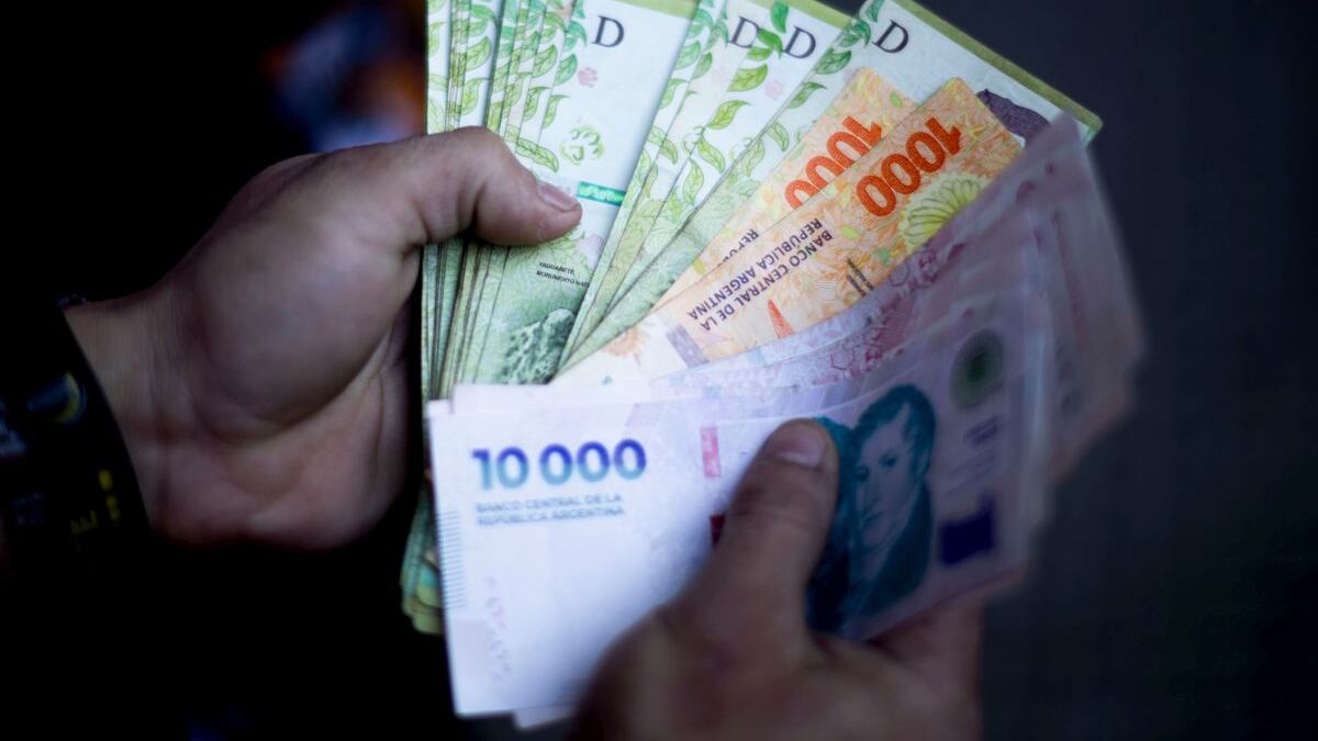 Cómo el peso fuerte de Milei golpea la economía de Argentina