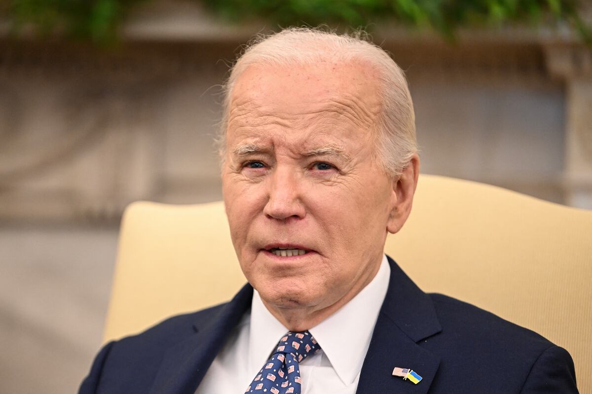 El presidente estadounidense Joe Biden asiste a una reunión con los líderes del Congreso en la Oficina Oval de la Casa Blanca en Washington, DC el 27 de febrero de 2024. (Foto de Jim WATSON / AFP)