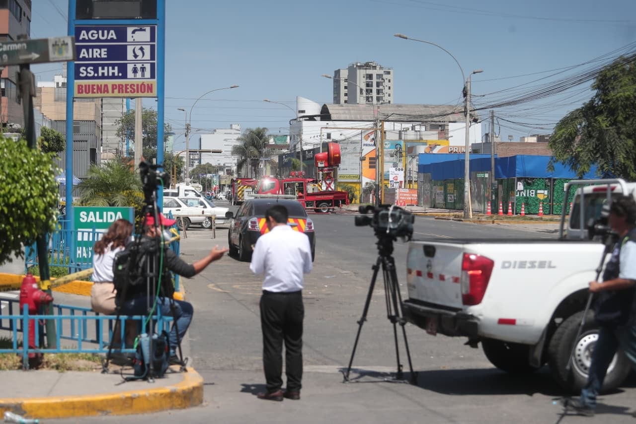 Fuga de gas en Surquillo hoy tras rotura de tubería de Cálidda. Se interrumpió el paso vehicular a la altura de la cuadra 51 de la avenida República de Panamá. Foto: Jesús Saucedo | @photo.gec