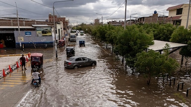 Fotografía aérea que muestra vehículos transitando por una calle inundada en Piura, Perú, tras lluvias asociadas al fenómeno climático de El Niño. (EFE/ Malú Ramahí).