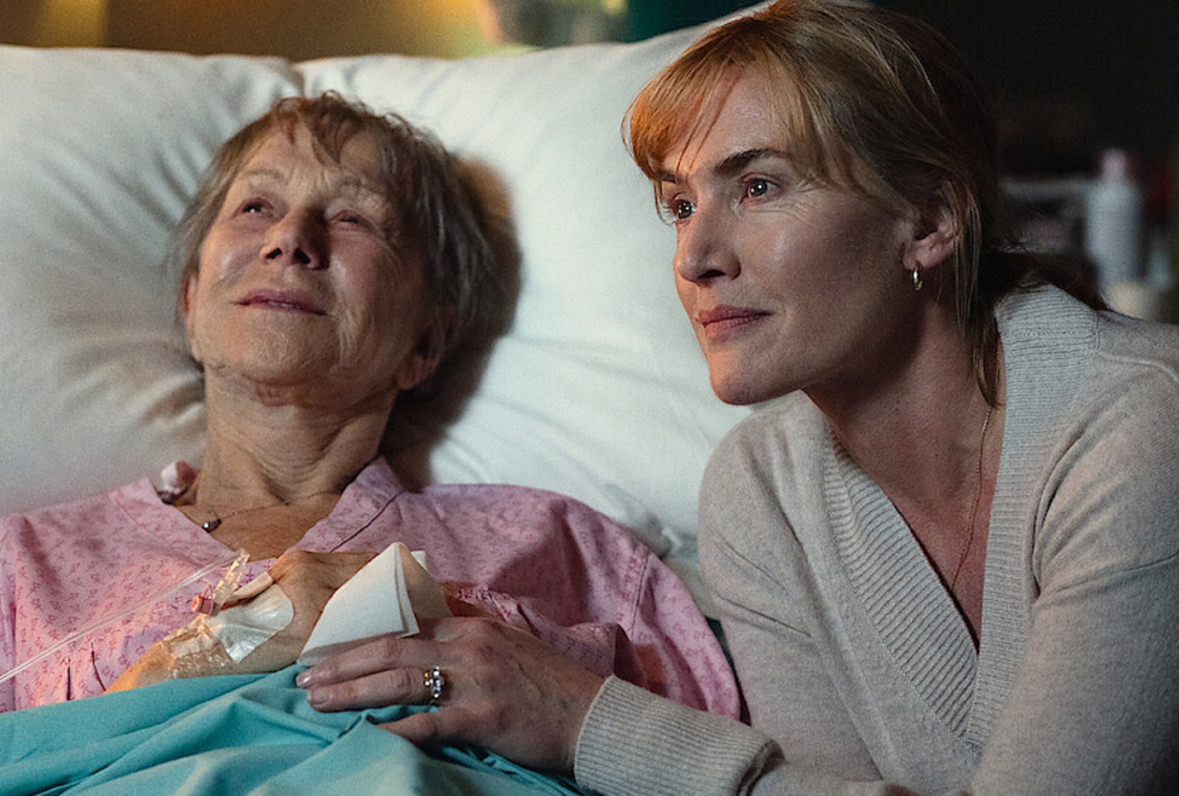 Helen Mirren interpreta June y Kate Winslet interpreta a Julia en el drama familiar navideño "Adiós, June" (Foto: Netflix)