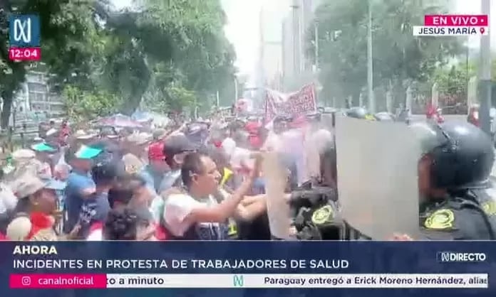 Trabajadores del sector salud y efecitos PNP protagonizan altercado en el frontis del Minsa. Foto: Captura - Canal N