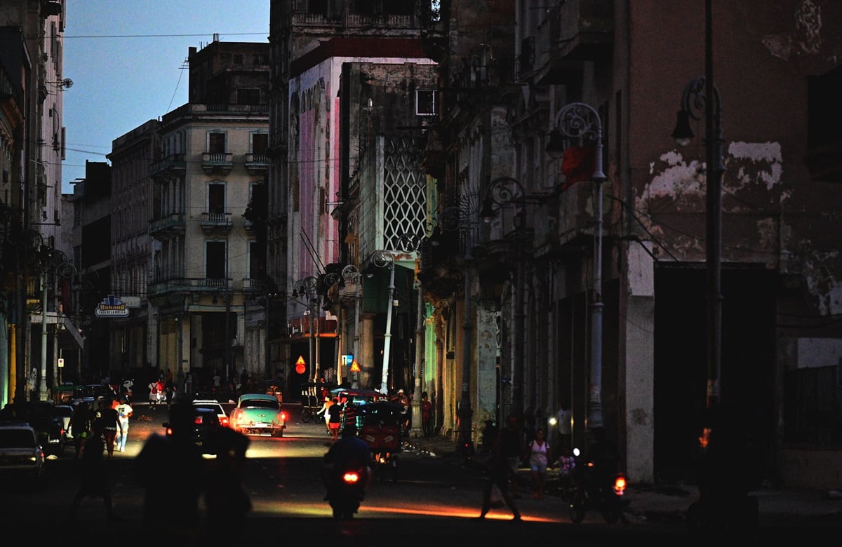 Una calle iluminada por luces de automóviles durante la tercera noche de un apagón nacional en La Habana, el 20 de octubre de 2024. (Foto de ADALBERTO ROQUE / AFP)