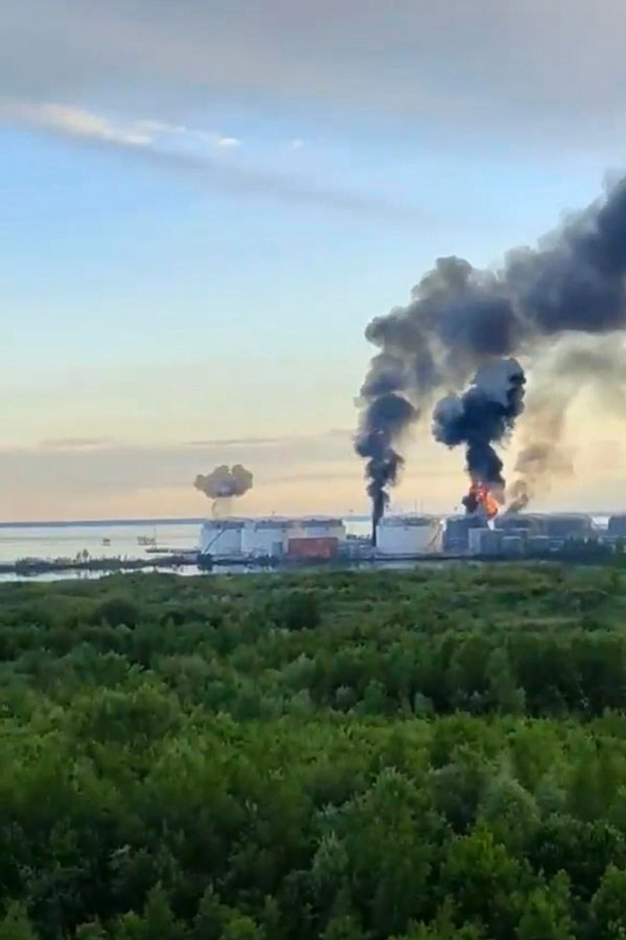 Captura del video publicado en X por el presidente de Ucrania, Volodymyr Zelensky, mostrando el ataque ucraniano contra la terminal petrolera del puerto ruso de San Petersburgo. (EFE).