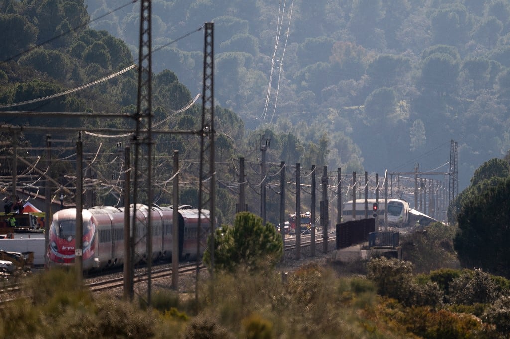 Derailed trains are seen as rescue efforts continue at the site of a deadly train accident in Adamuz, southern Spain, on January 19, 2026. At least 39 people died and more than 120 injured in the deadliest train accident in Spain in over a decade.
The crash happened on Sunday evening when a train operated by rail company Iryo travelling from Malaga to Madrid derailed near Adamuz, crossing onto the other track where it crashed into an oncoming train, which also derailed. (Photo by JORGE GUERRERO / AFP)
