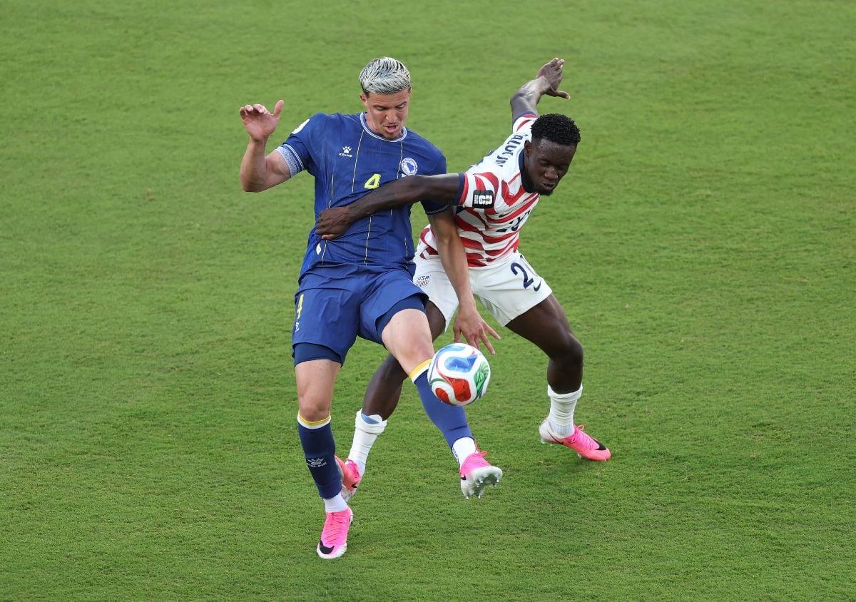 Folarin Balogun comete falta sobre Tarik Muharemovic durante el partido de dieciseisavos de final entre Estados Unidos y Bosnia y Herzegovina el 1 de julio.