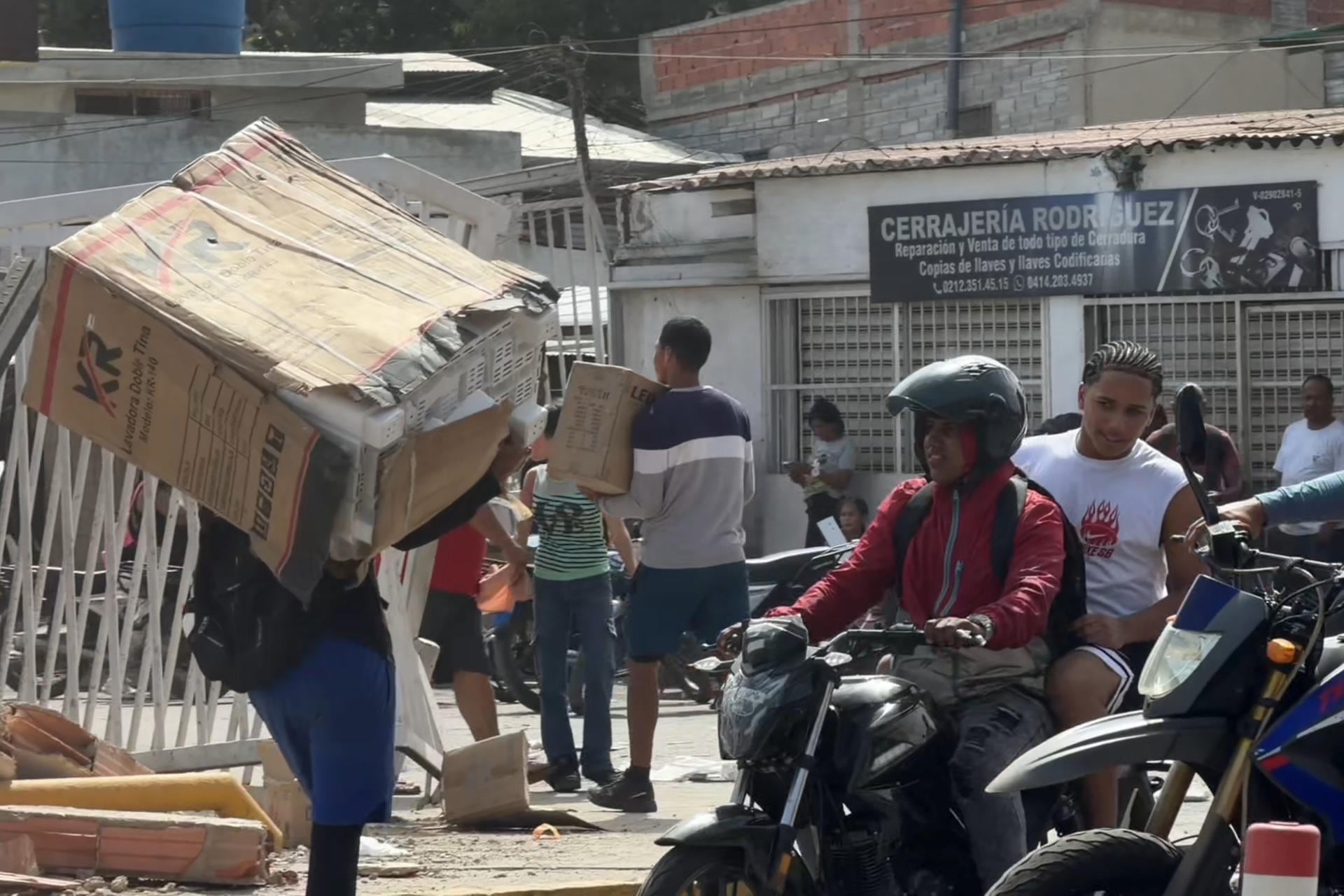 Personas haciendo saqueos a un establecimiento comercial en la localidad de Catia La Mar, en el estado costero de La Guaira, Venezuela, tras los dos teremotos. (EFE/ Rayner Peña R).