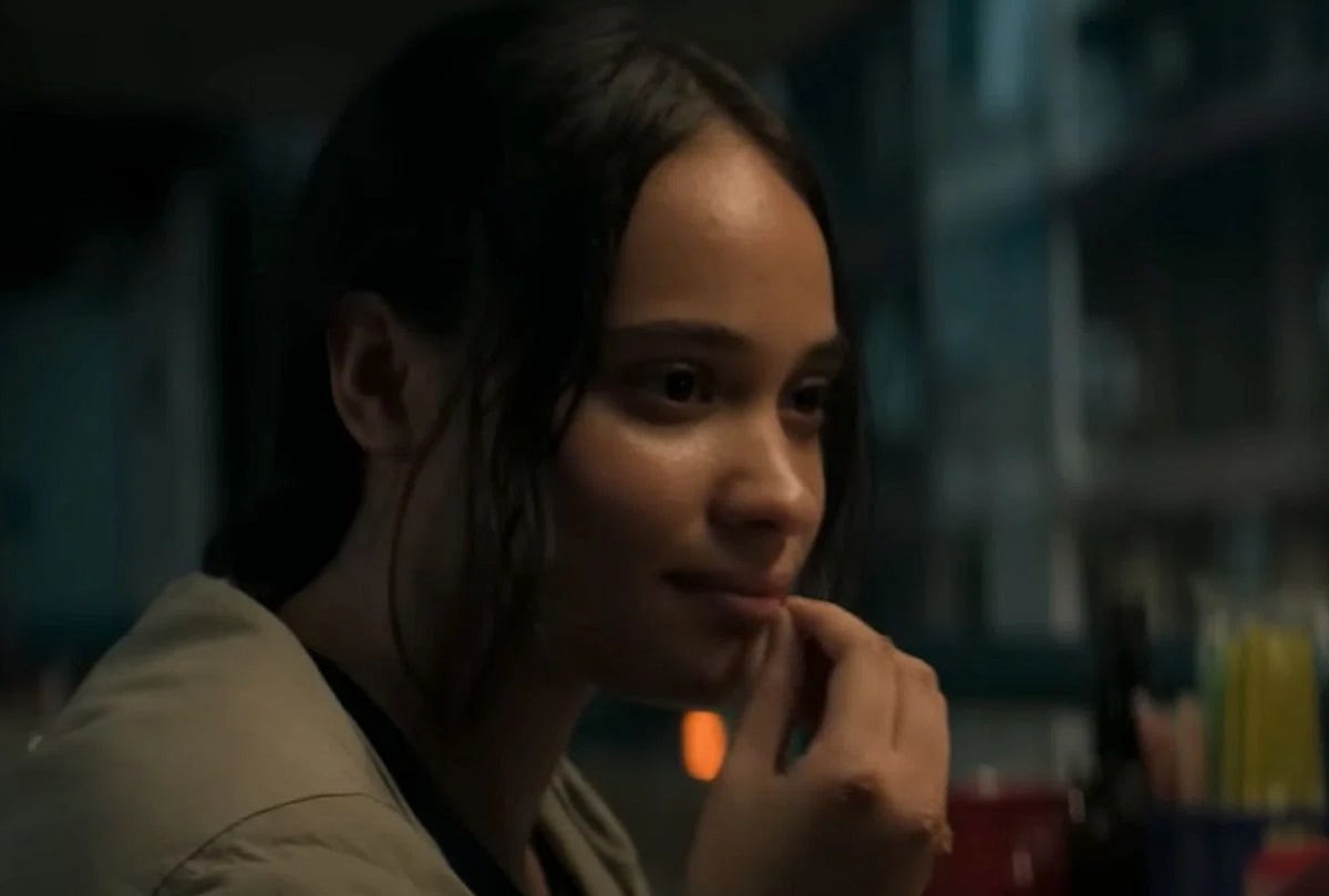 Aurora Ribero interpreta a la asesina experta conocida como 13 en la película indonesia "Fuera de las sombras" (Foto: Netflix)