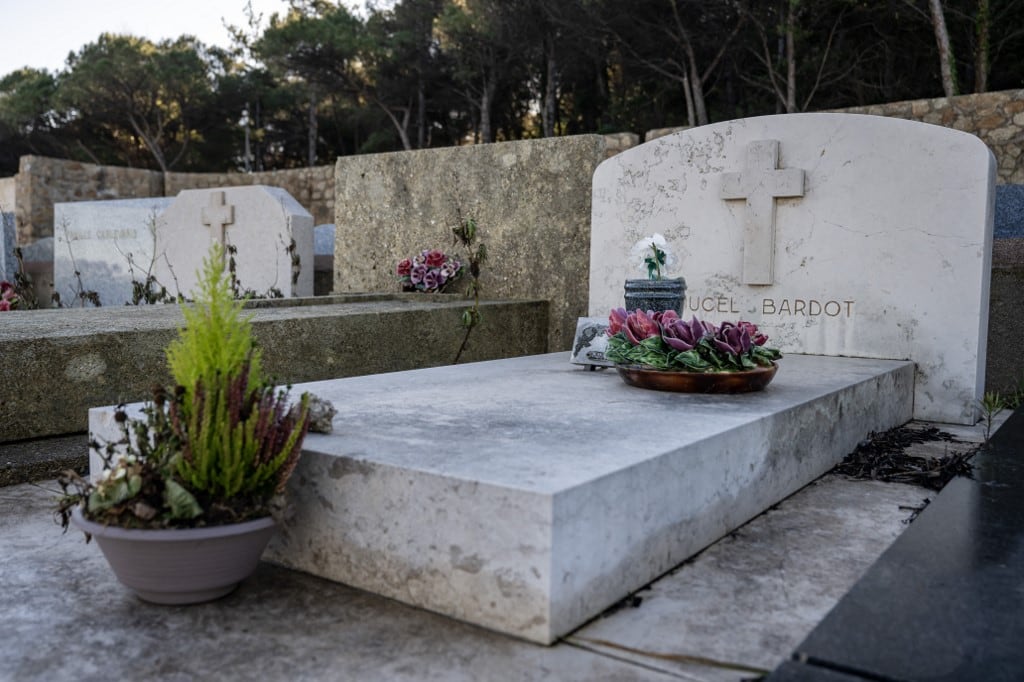 Esta foto muestra las tumbas de la familia Bardot en el cementerio marino de Saint-Tropez, sureste de Francia, el 29 de diciembre de 2025. La leyenda del cine francés, Brigitte Bardot, será enterrada en un cementerio costero de Saint-Tropez, al sur del país, según informaron las autoridades el 29 de diciembre de 2025, sin especificar la fecha. Bardot, actriz y activista por los derechos de los animales, fallecida el 28 de diciembre de 2025 a los 91 años, había expresado su deseo de ser enterrada en su jardín con una sencilla cruz de madera para marcar su tumba. (Foto de Miguel Medina / AFP)