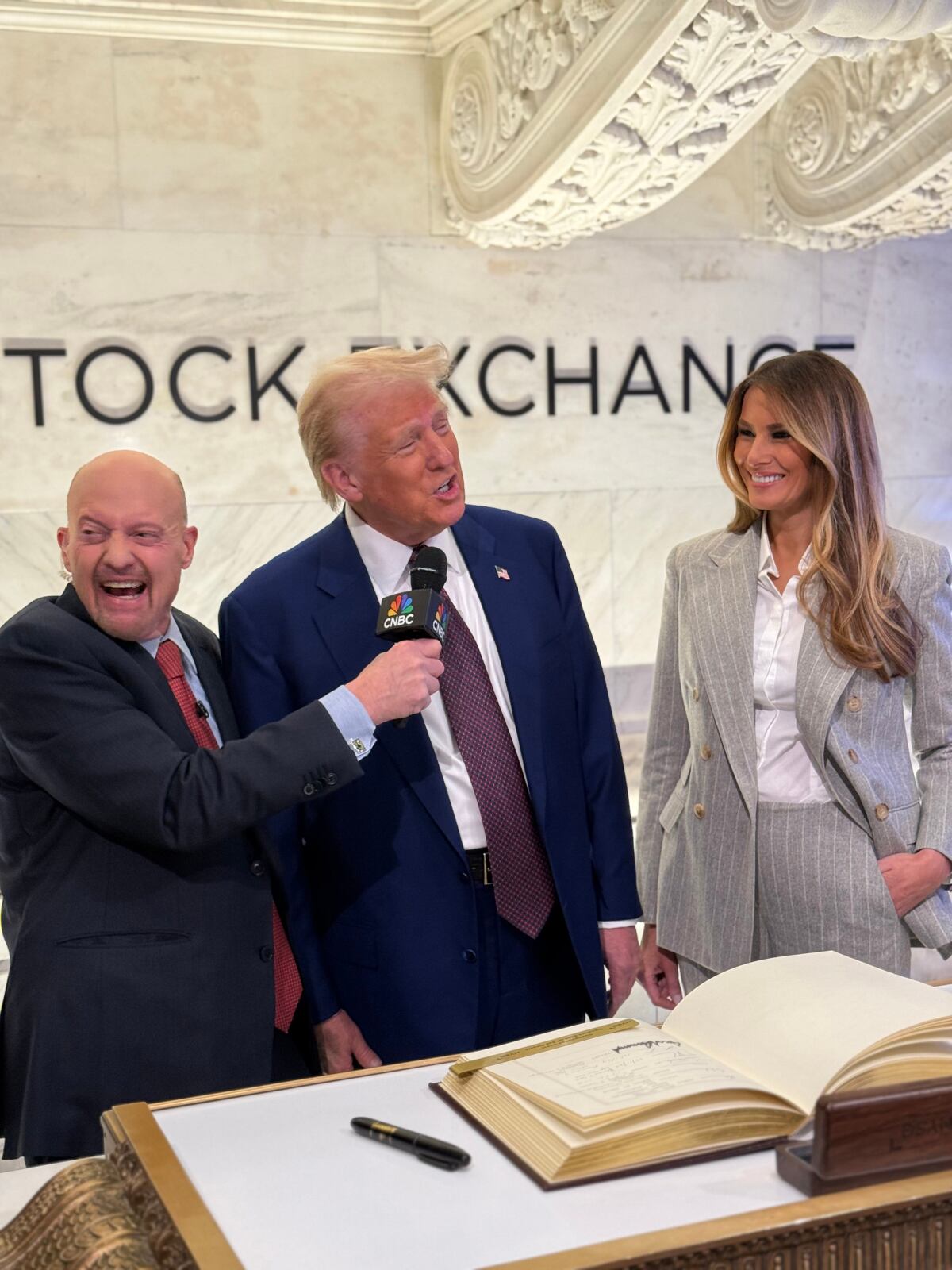 Fotografía tomada de la cuenta en X Margo Martin del equipo de comunicación de Donald Trump, del presidente electo de los Estados Unidos Donald Trump (c) hablando en la Bolsa de Valores de Nueva York (NYSE) este jueves, en Nueva York (EE.UU.). Trump tocó la campana de apertura en la Bolsa de Valores de Nueva York el jueves, después de que la revista Time lo reconoció por segunda ocasión como Persona del Año. EFE/ Margo Martin