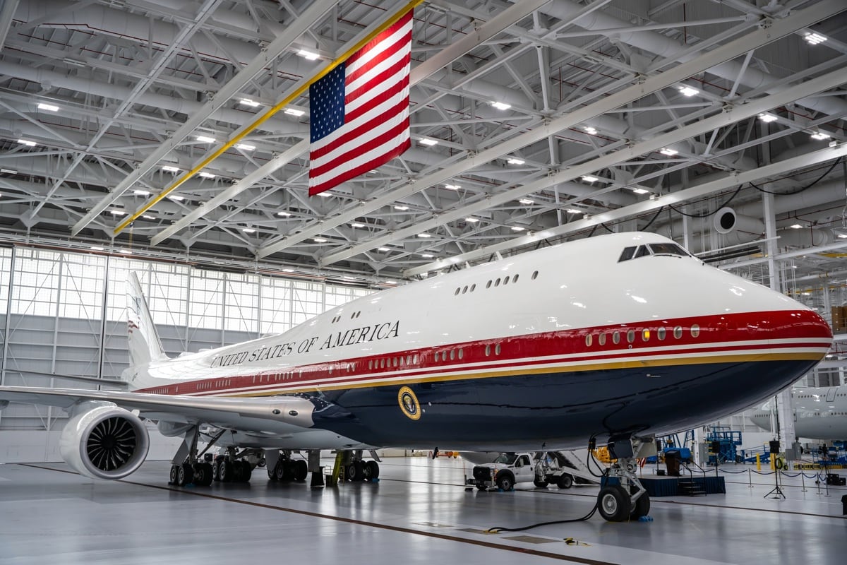 Fotografía difundida por la Fuerza Área de EE.UU. del nuevo Air Force One, un Boeing 747-8, en su primera exhibición pública este viernes, en la Base Conjunta Andrews, el aeródromo militar situado a las afueras de Washington (EE.UU.). EFE/ Fuerza Áerea de EE.UU.