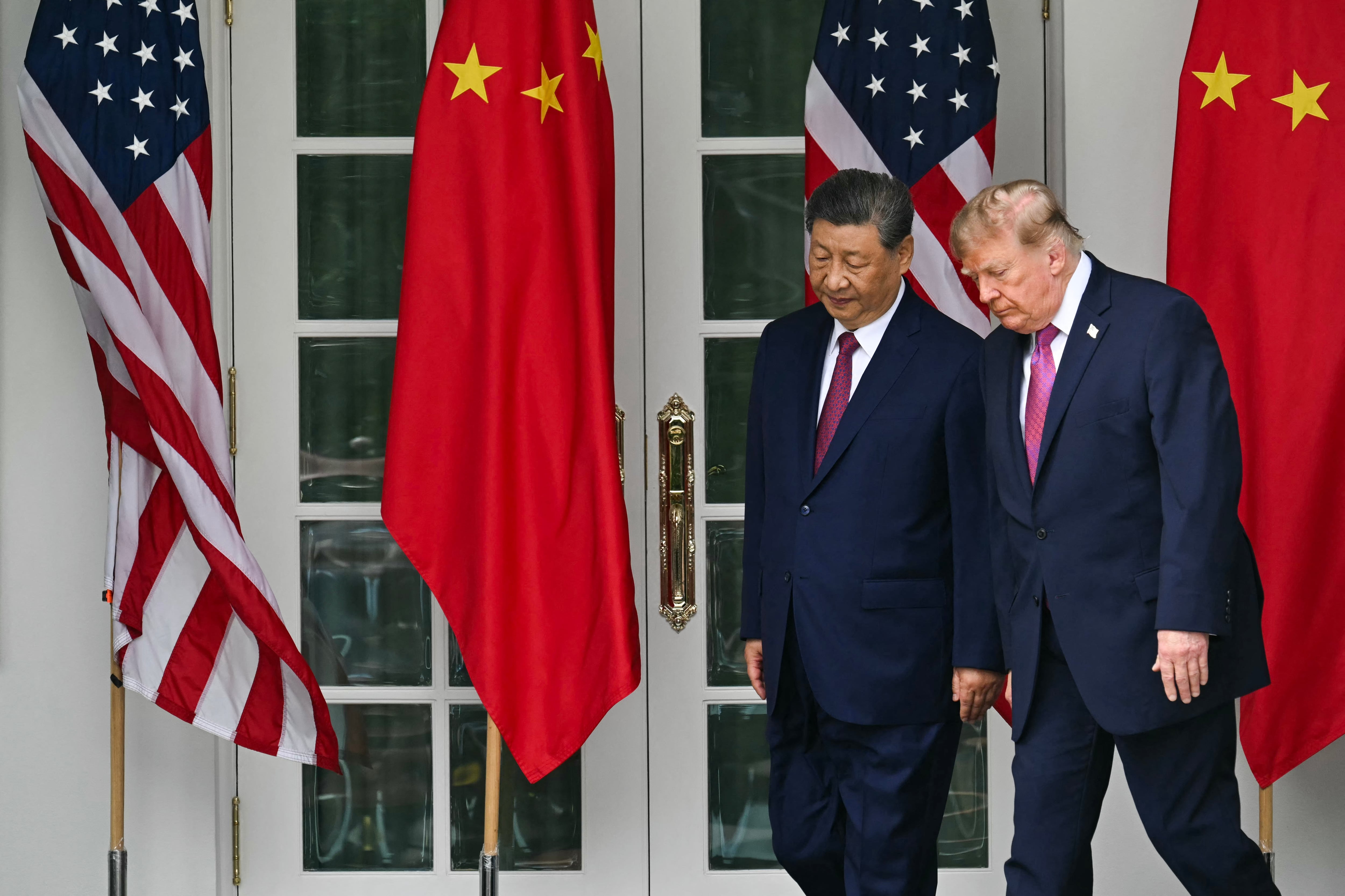 El presidente chino Xi Jinping (izquierda) y el presidente estadounidense Donald Trump llegan para una revista militar en el Jardín de las Rosas de la Casa Blanca en Washington, D.C., el 24 de septiembre de 2026. (Foto de SAUL LOEB / AFP).