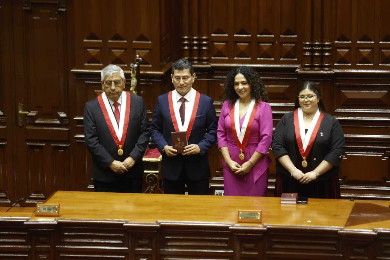 Harvey Colchado prestó juramento como diputado para el periodo 2026-2031. La ceremonia está encabezada por Cecilia Chacón. Foto: Mario Zapata N. / @photo.gec