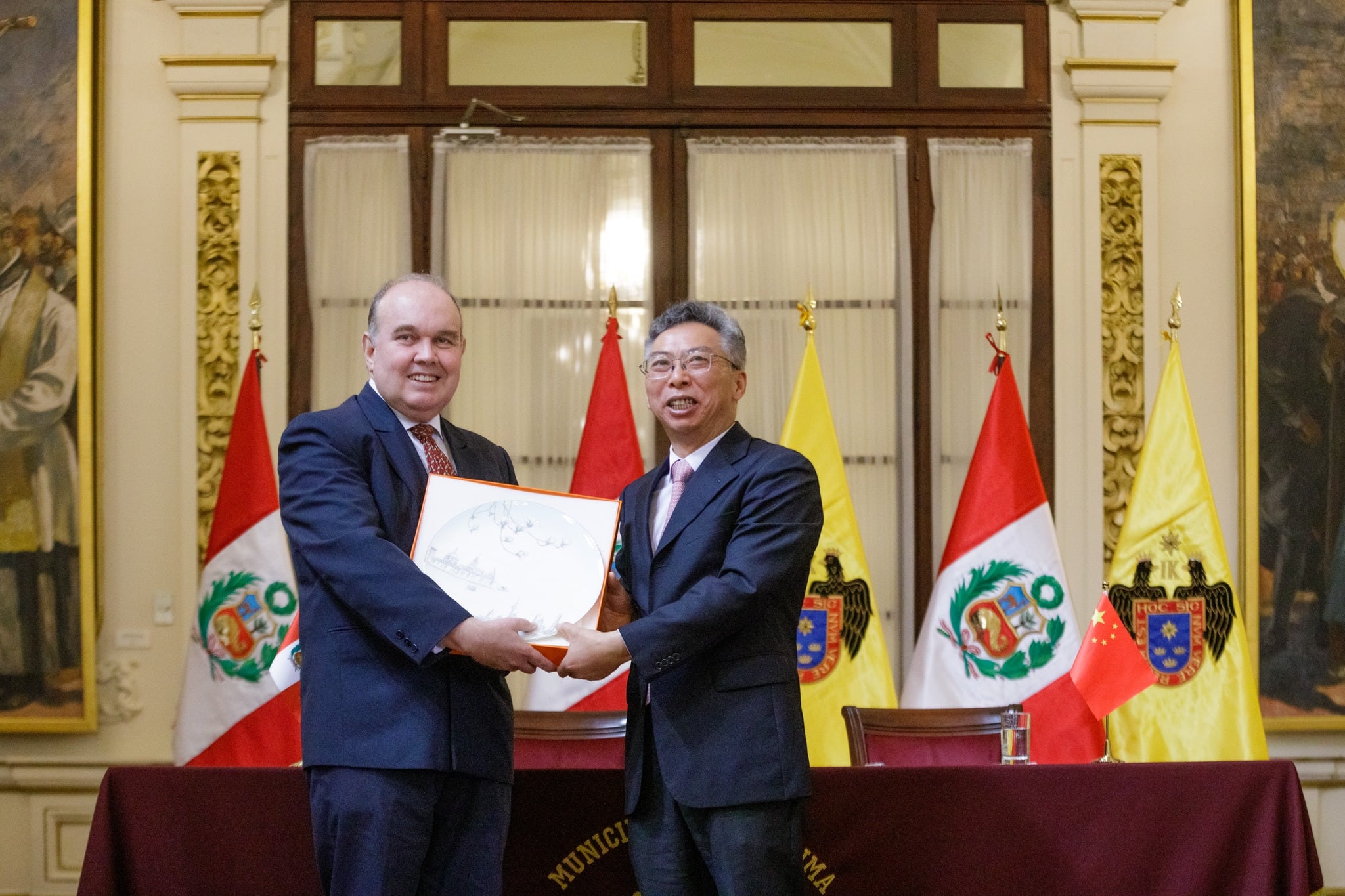 Zhang Xiaohong, Vice Alcalde de Shanghái, junto a Rafael López Aliaga, como alcalde de Lima, en una ceremonia. Foto: Consulado del Perú en Shanghái.