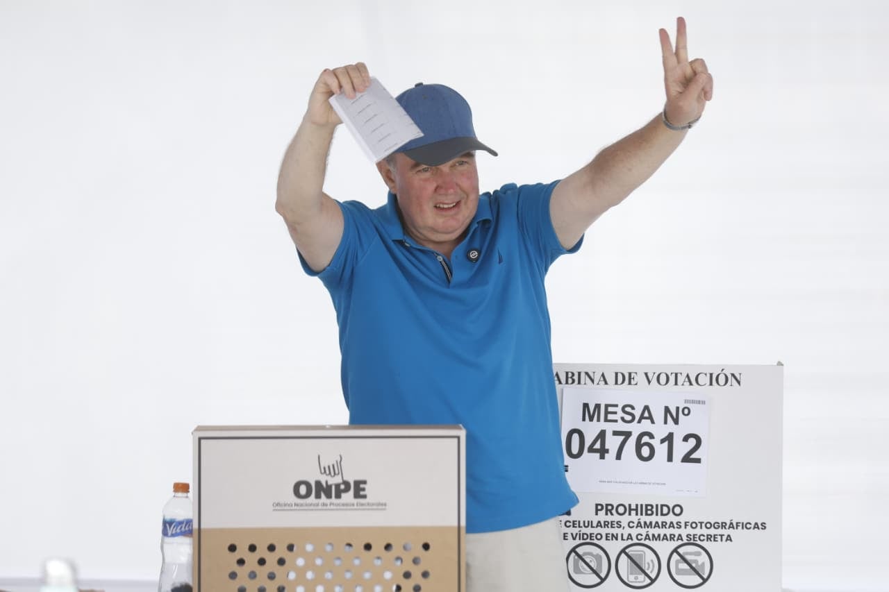 El candidato a primer regidor por Lima, Rafael López Aliaga, ejerce su derecho al voto en el local ubicado en la avenida del Parque 120, en el distrito de San Isidro. Su mesa de votación es la N.° 047612. (Foto: Mario Zapata N. / @photo.gec).
