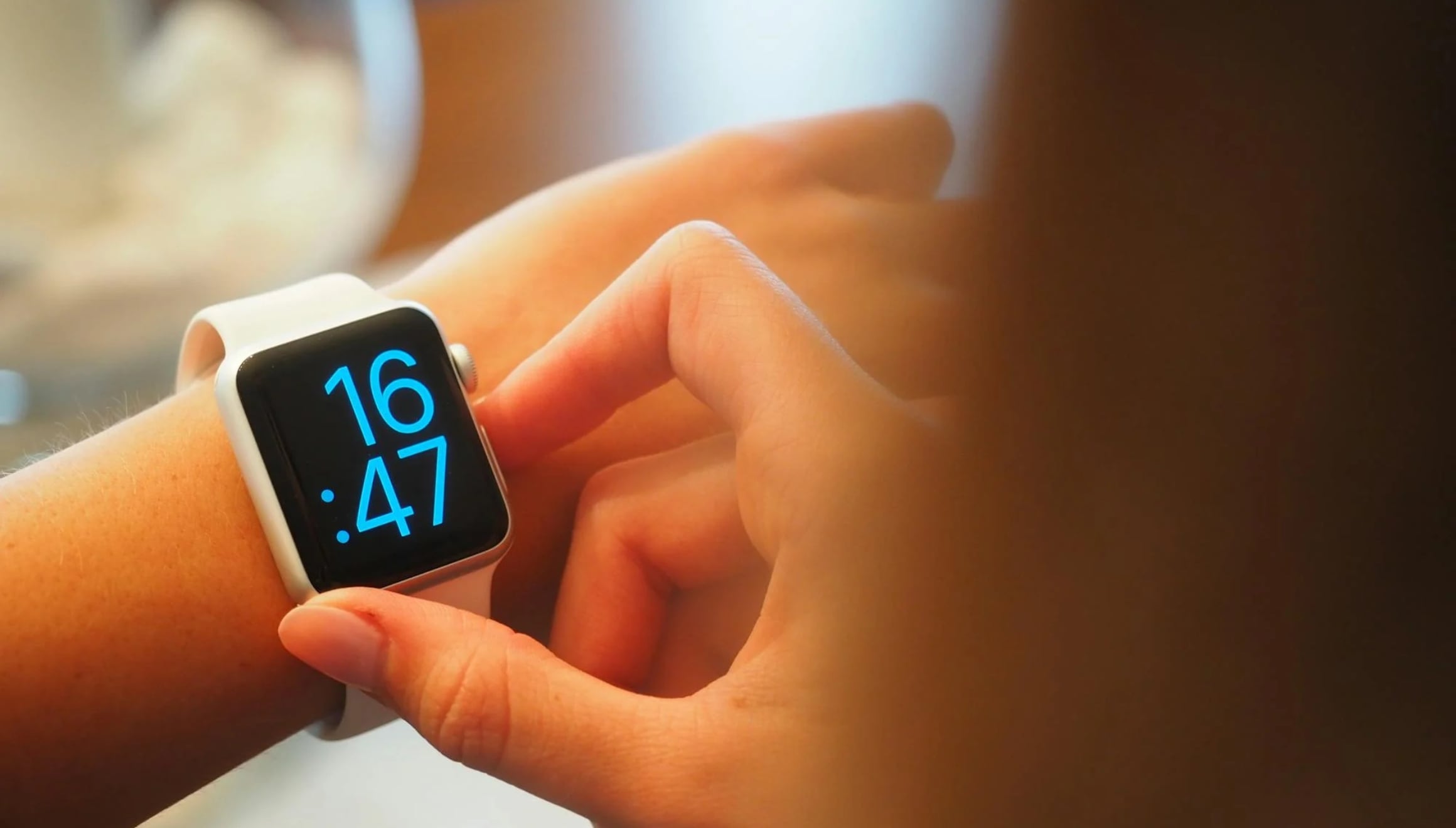 Un ciudadano cambia la hora de su reloj ante la llegada del invierno (Foto: Pexels)