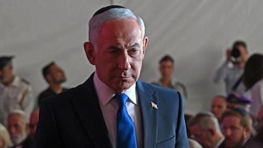 El primer ministro de Israel, Benjamin Netanyahu, asistió a la ceremonia conmemorativa estatal del tercer aniversario del ataque del 7 de octubre, en el cementerio militar del Monte Herzl en Jerusalén, el 5 de octubre de 2026.(Foto de DEBBIE HILL / AFP).
