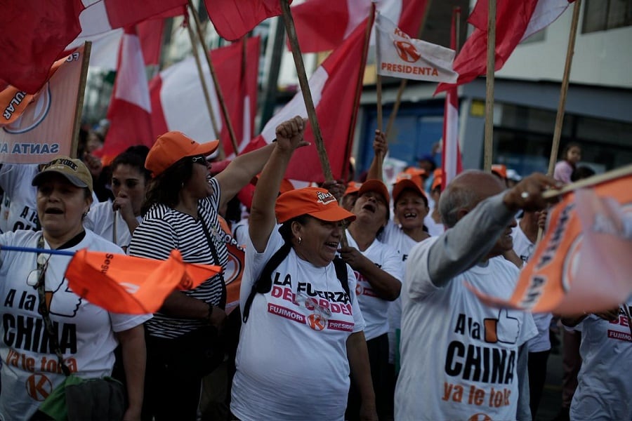 Simpatizantes de ambos candidatos llegan a San Borja. Esperan el debate presidencial entre Keiko Fujimori, de Fuerza Popular, y Roberto Sánchez, de Juntos por el Perú. Foto: Julio Reaño /@photo.gec