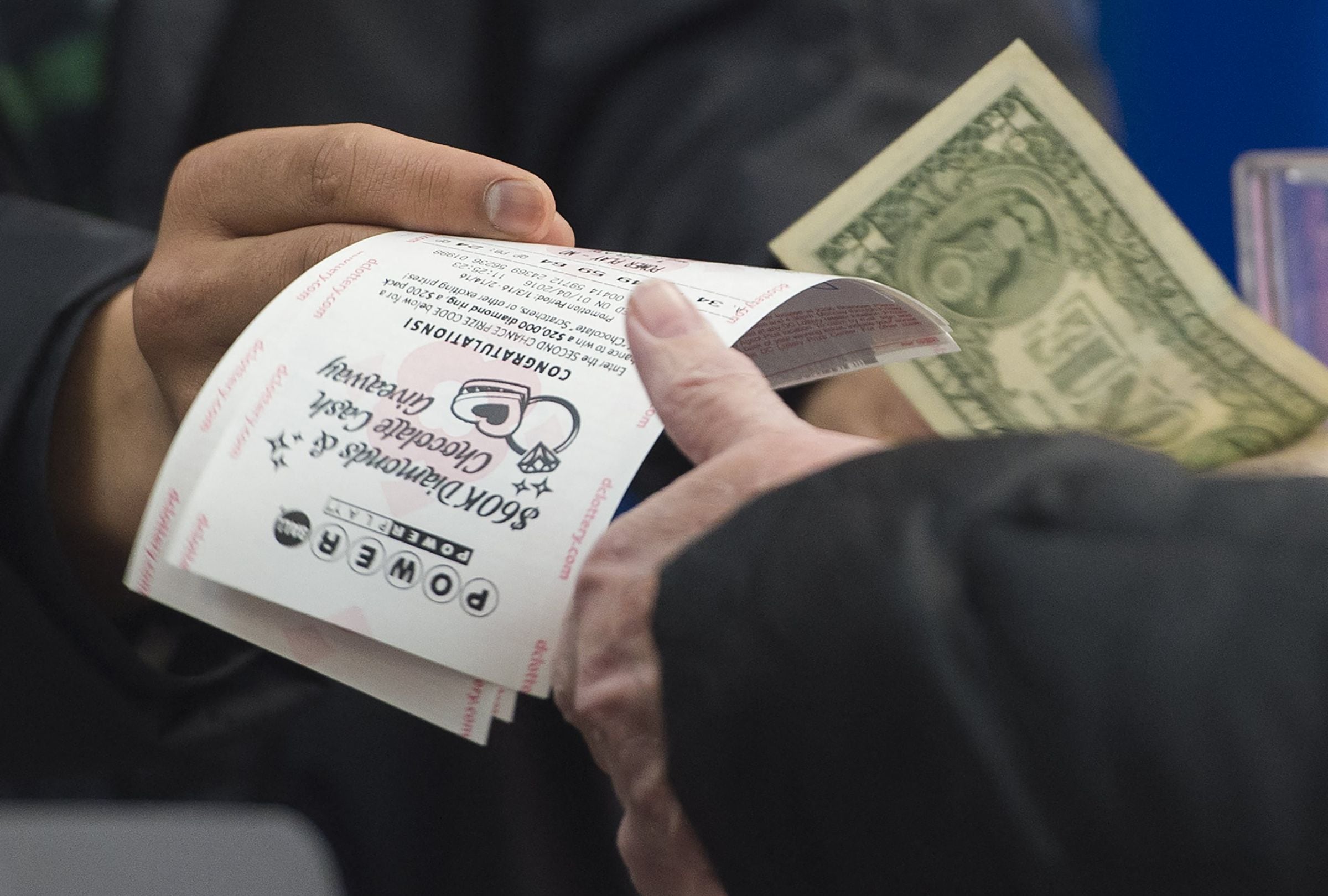 Revisa esta nota para que descubras quién ganó el Powerball hoy, lunes 9 de febrero, en EE.UU. (Foto: SAUL LOEB / AFP)