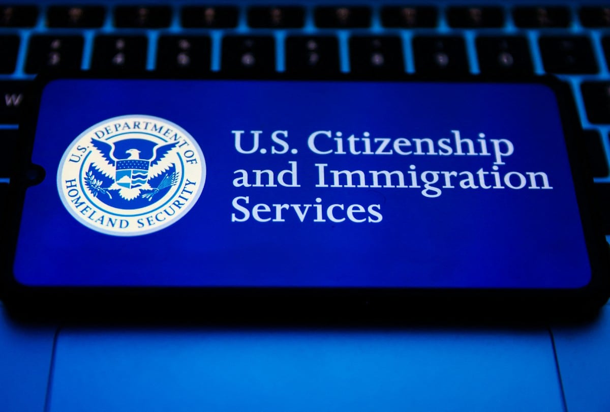 Con esta nueva disposición, ciertos trámites migratorios deberán realizarse por el sitio web de USCIS. (Crédito: BEATA ZAWRZEL / NURPHOTO / NURPHOTO VIA AFP)