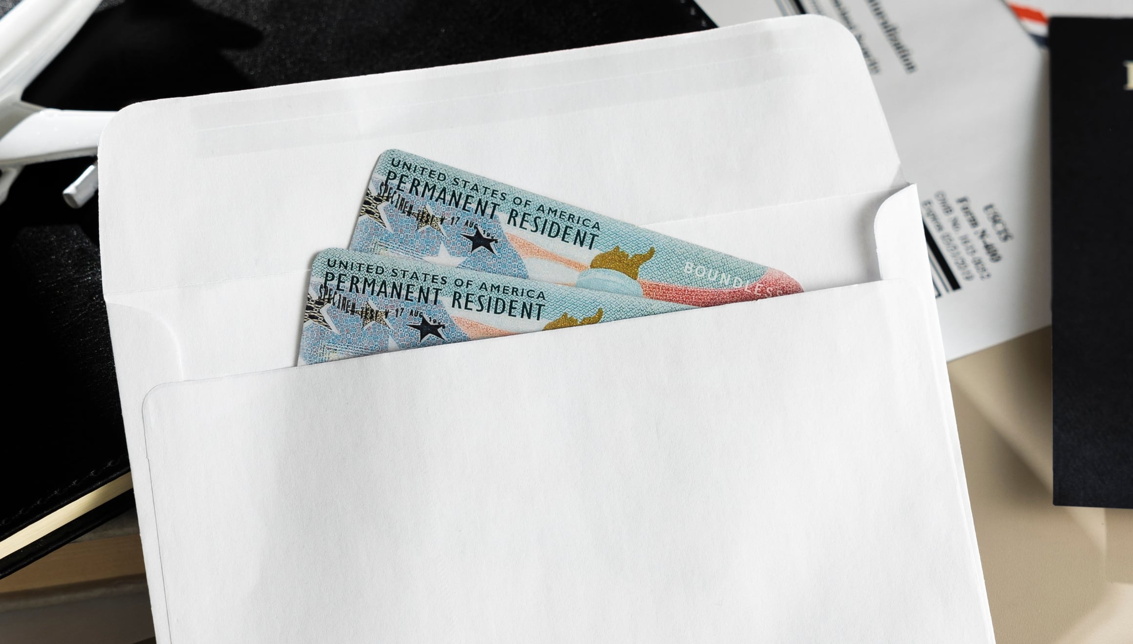 Muchos latinos tienen miedo de que su green card se venza justo antes de volver a Estados Unidos tras visitar a sus familiares en su país de origen (Foto: Freepik)