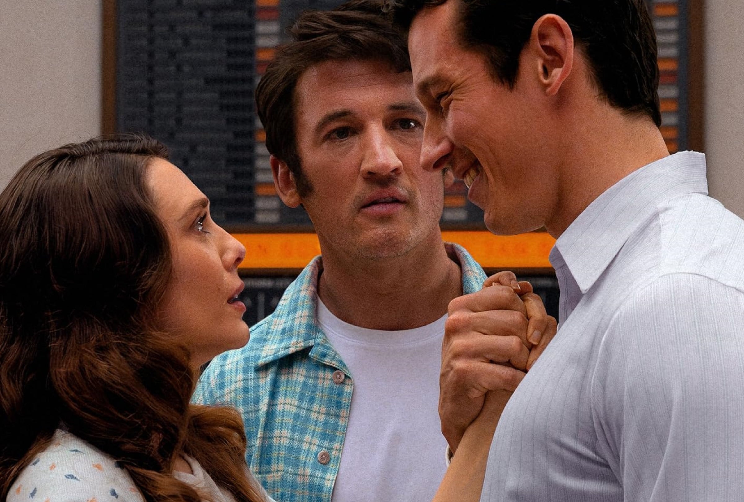 Elizabeth Olsen interpreta a Joan, Miles Teller interpreta a Larry Cutler y Callum Turner interpreta a Luke en la comedia romántica y fantasía "Eternity" (Foto: Apple TV+)