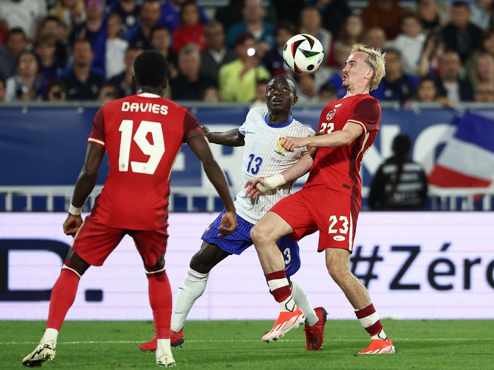 El centrocampista de Francia #13 N'Golo Kante (C) lucha por el balón con el delantero de Canadá #23 Liam Millar (R) durante el partido de fútbol amistoso internacional entre Francia y Canadá en el estadio Matmut Atlantique de Burdeos, el 9 de junio de 2024. | Crédito: Franck Fife / AFP