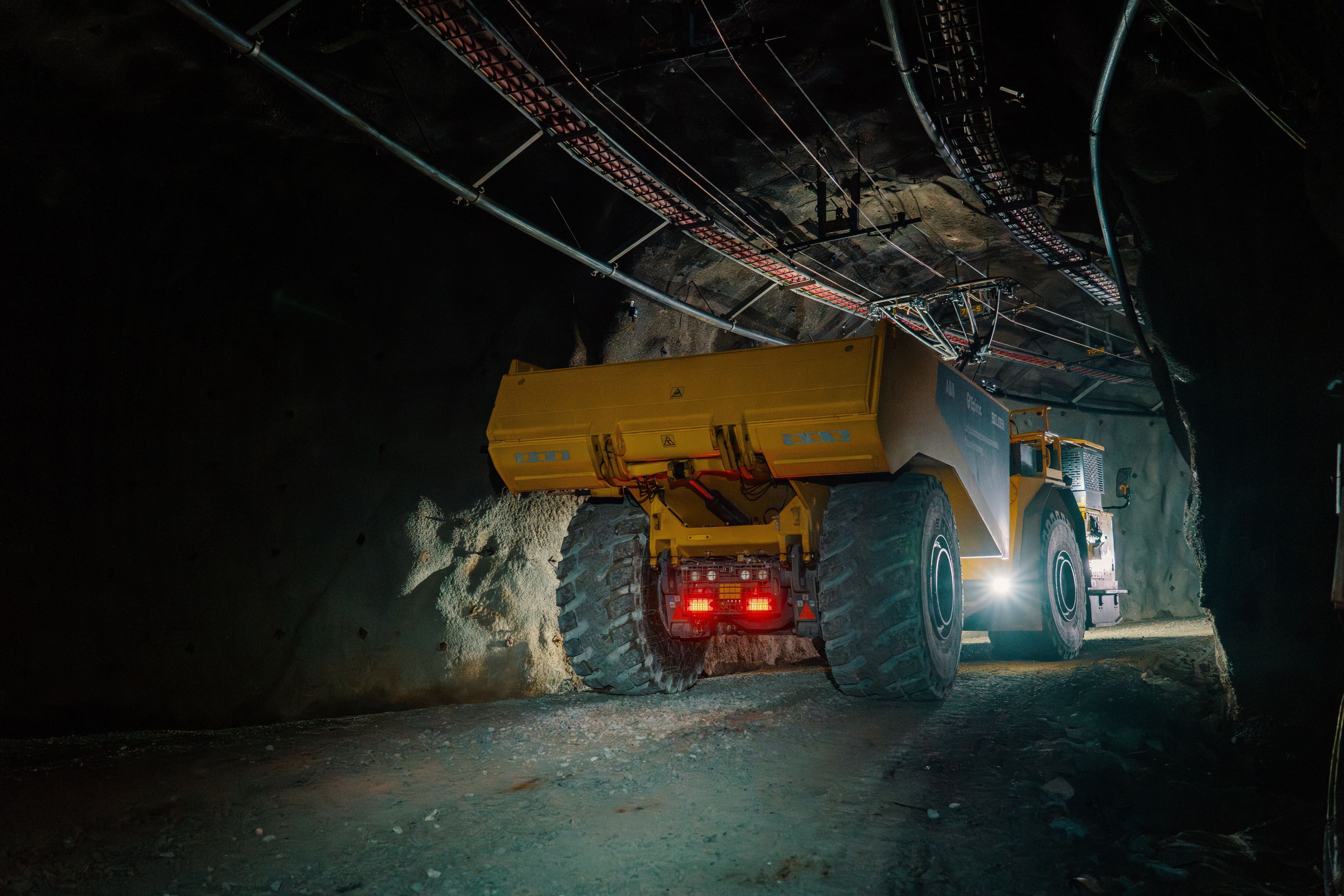 Titiminas Silver Inc. es una empresa desarrolladora de plata centrada en Perú, que impulsa la mina Madre Sierra, de alta ley y con historial de producción, ubicada en el distrito de Ricran, provincia de Jauja, región de Junín, en el centro del Perú.