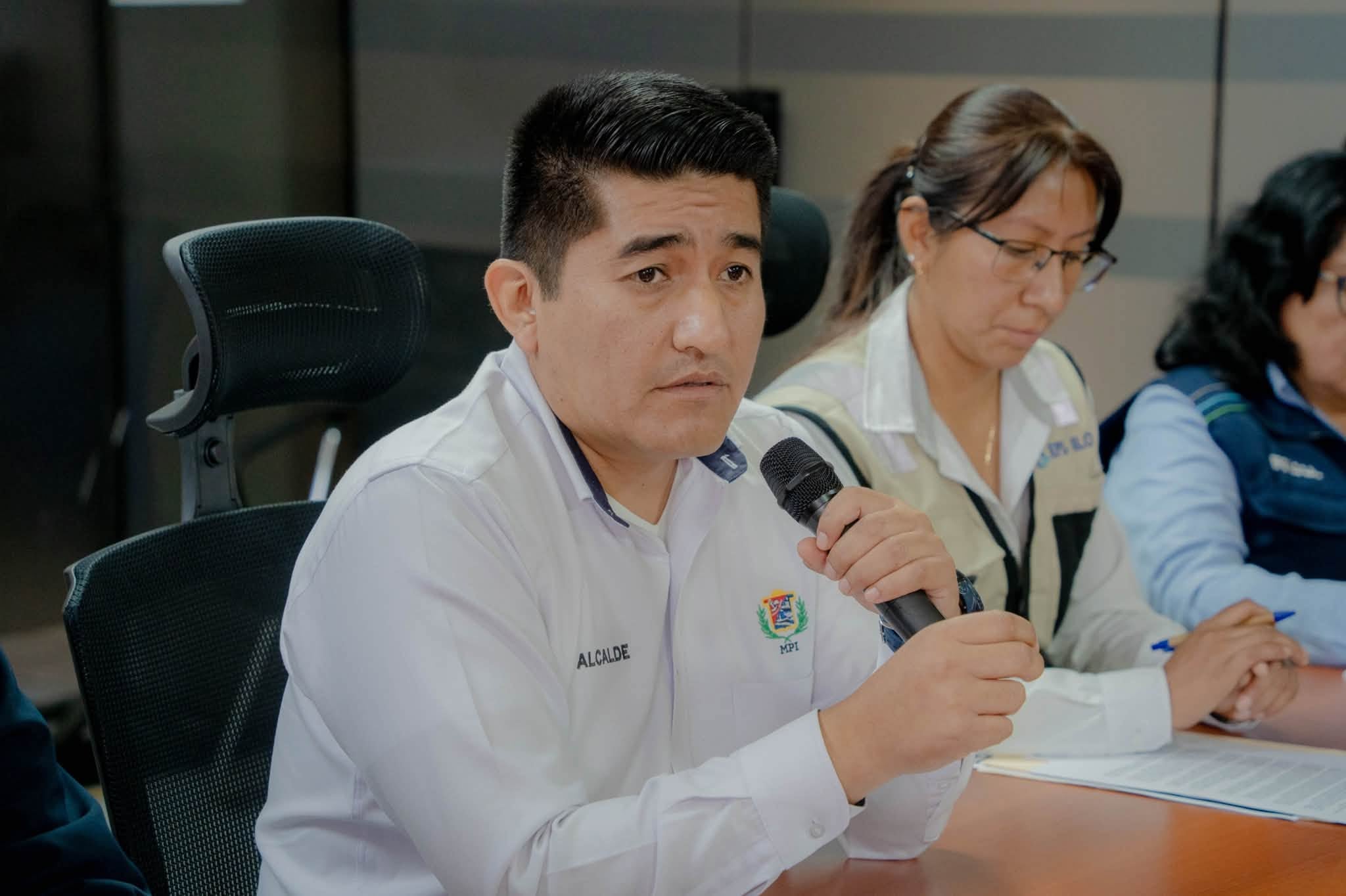 El alcalde provincial de Ilo, Humberto Tapia Gara, expresó su preocupación por el bloqueo del canal que abastece de agua a la ciudad. Foto: Municipalidad de Ilo.