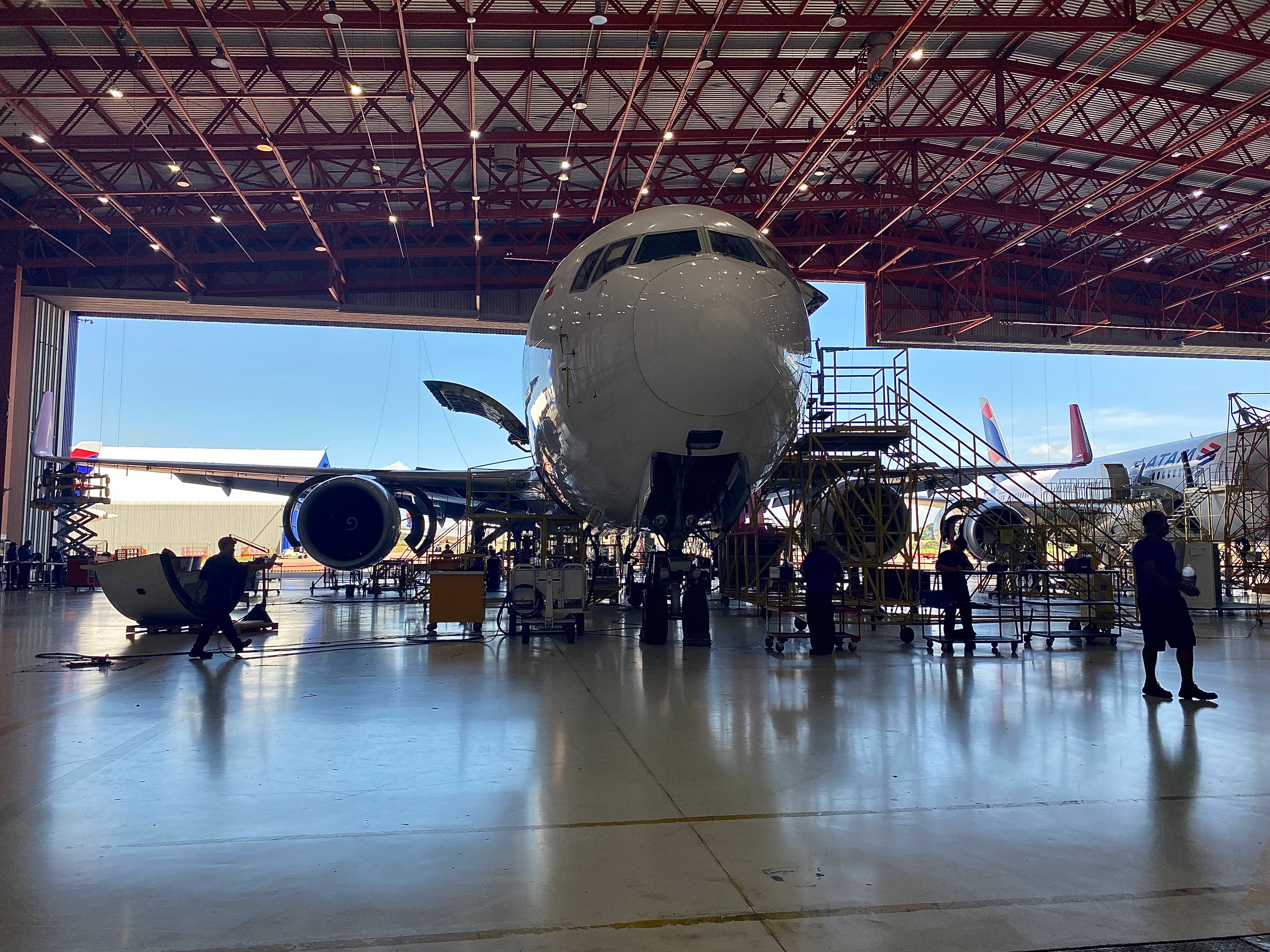 En los últimos años la demanda de mecánicos especializados en mantenimiento y revisión de aviones viene en aumento.