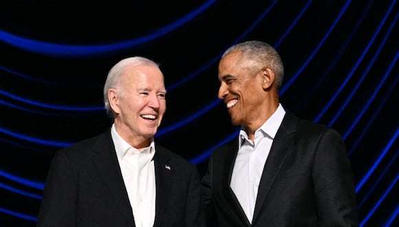 El presidente estadounidense Joe Biden se ríe con el expresidente estadounidense Barack Obama en el escenario durante una recaudación de fondos de campaña en el Peacock Theatre de Los Ángeles, el 15 de junio de 2024. (Foto de Mandel NGAN / AFP)