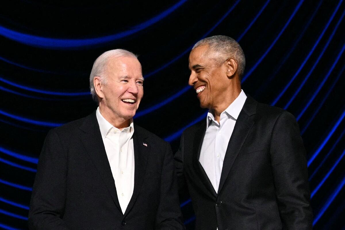 El presidente estadounidense Joe Biden se ríe con el expresidente estadounidense Barack Obama en el escenario durante una recaudación de fondos de campaña en el Peacock Theatre de Los Ángeles, el 15 de junio de 2024. (Foto de Mandel NGAN / AFP)