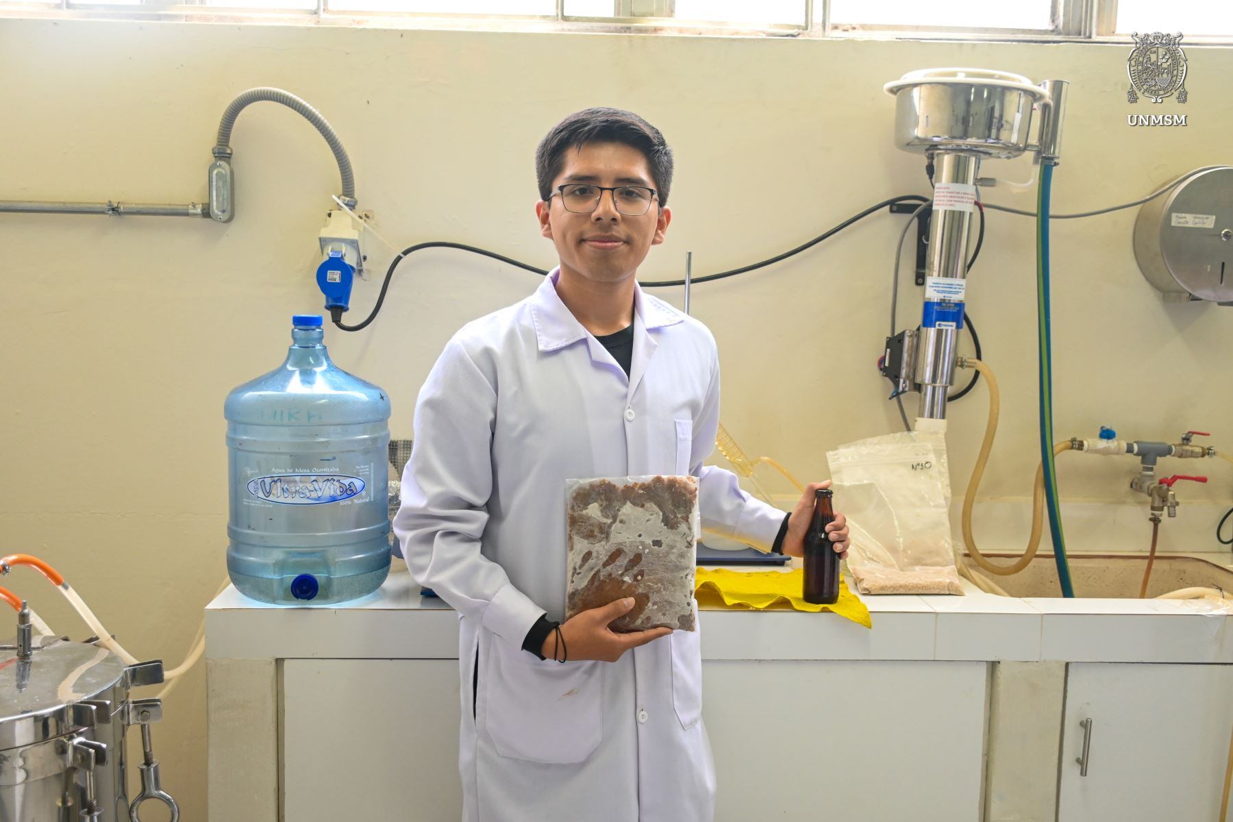 Estudiantes de San Marcos relatan cómo preparan la cerveza artesanal. Foto: Andina