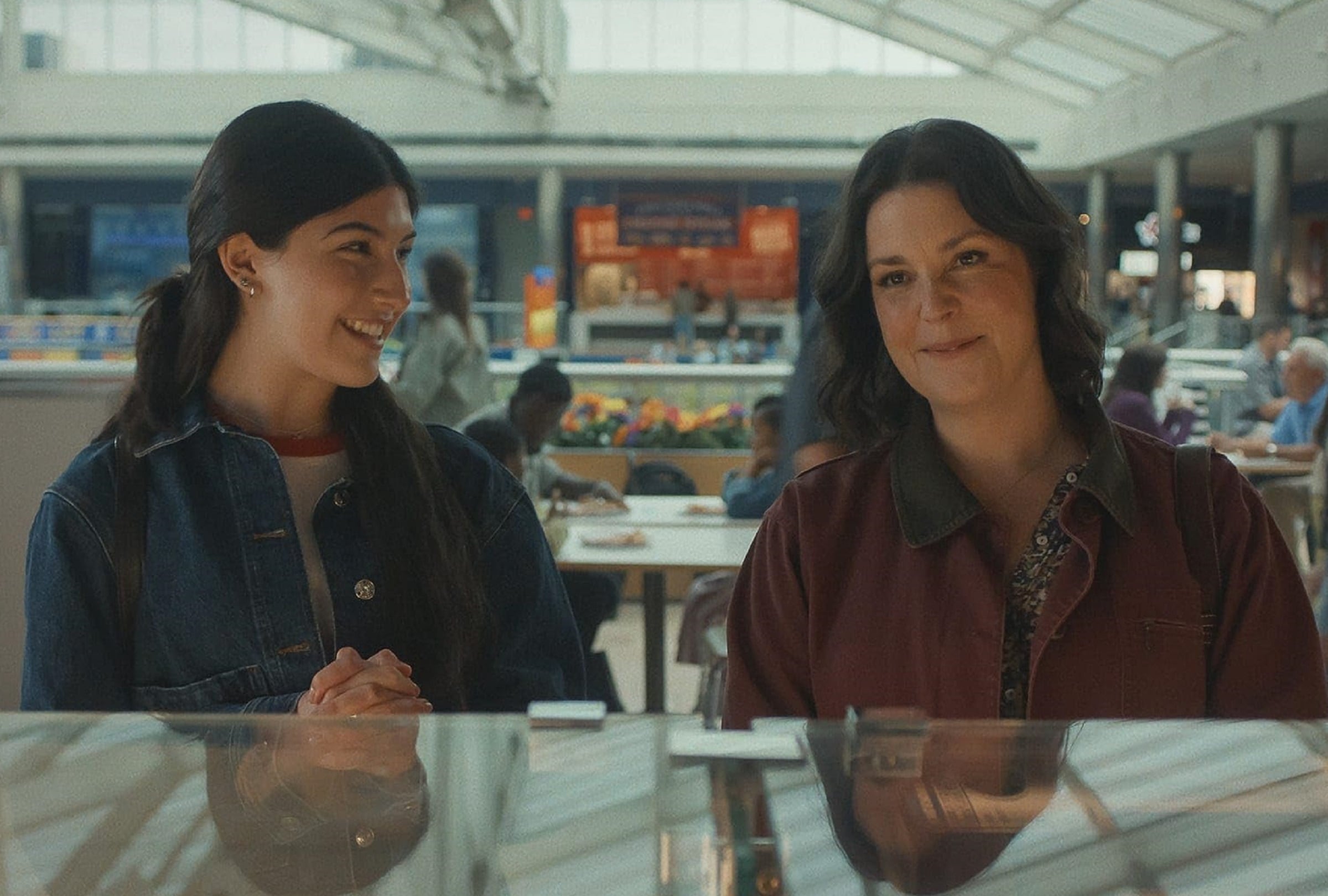 Sunny Sandler interpreta a Sophie Birenbaum y Melanie Lynskey interpreta a Elizabeth Birenbaum en la película "No se desea buena suerte" (Foto: Netflix)