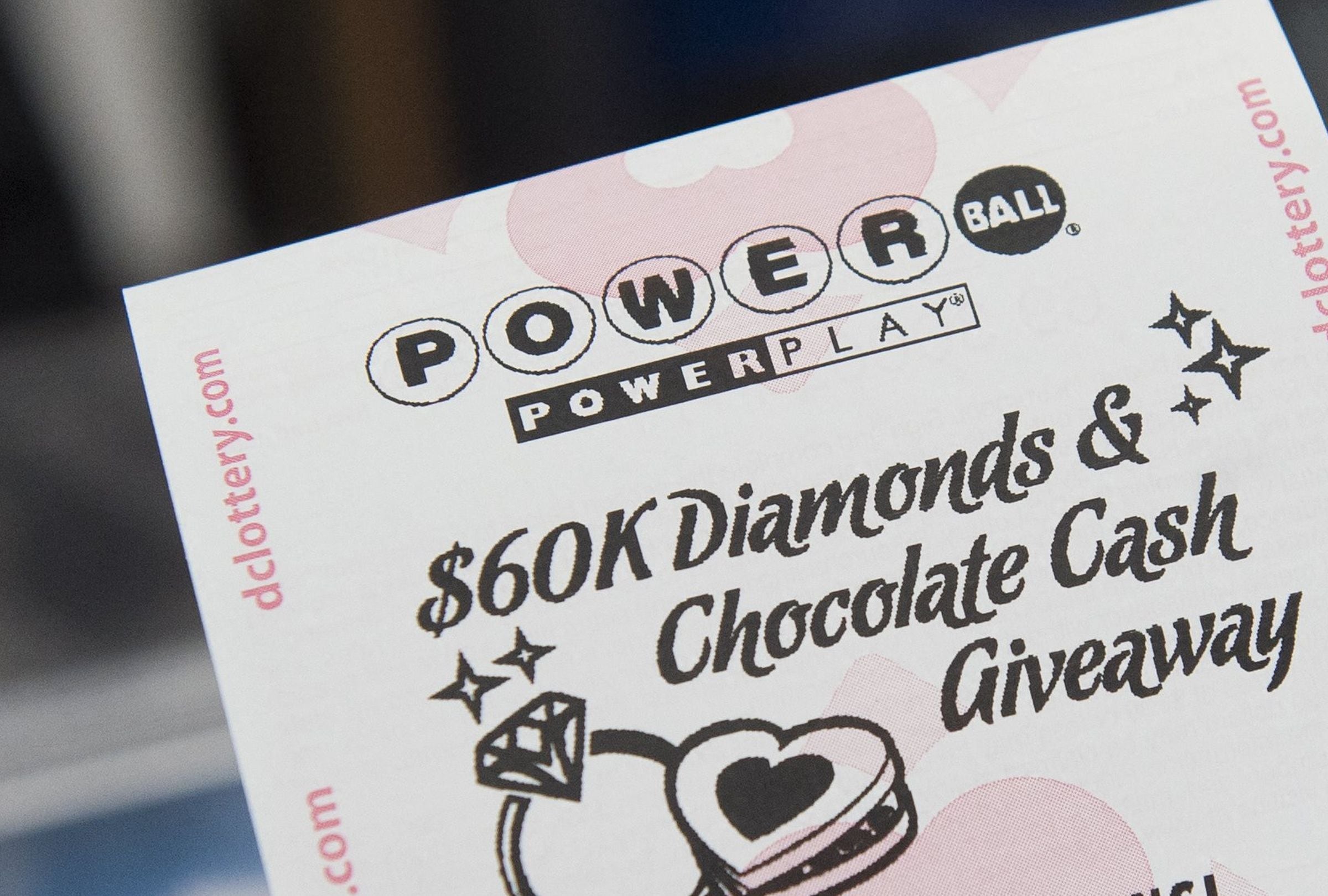 En esta nota conocerás los resultados del sorteo del Powerball del lunes 25 de mayo y descubrir si alguien se quedó con el premio mayor. (Foto: SAUL LOEB / AFP)