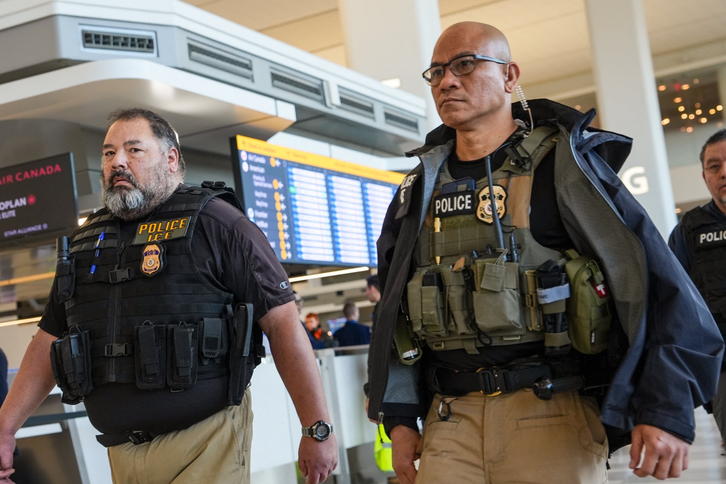 Los agentes de ICE se mantienen firmes en la misión de detener la mayor cantidad de indocumentados posibles (Foto: AFP)