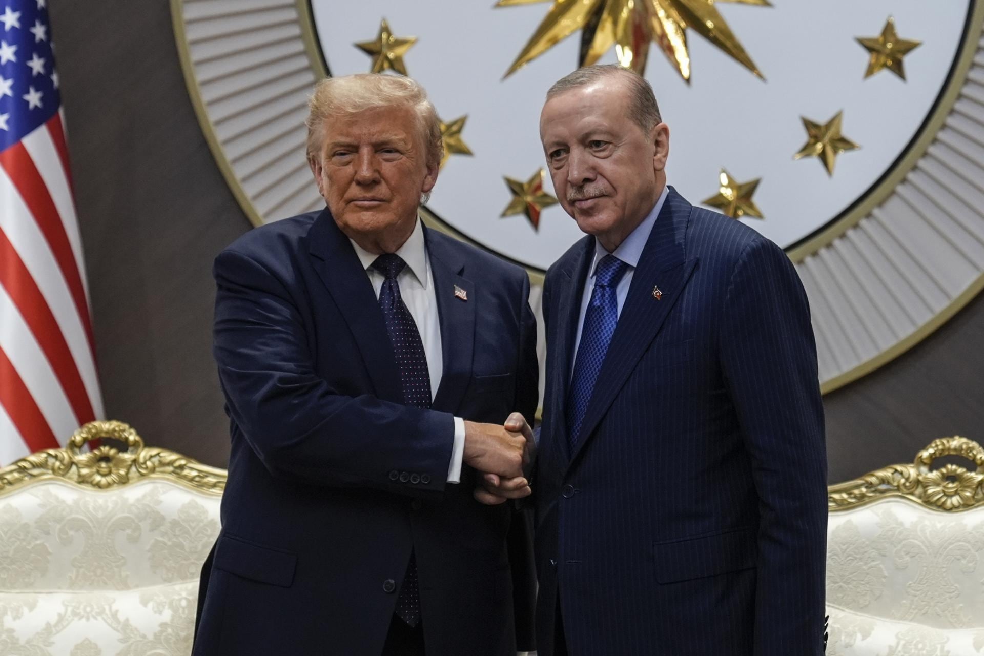 El presidente turco, Recep Tayyip Erdogan, da la bienvenida al presidente estadounidense, Donald Trump, en el aeropuerto de Ankara, antes de la Cumbre de Jefes de Estado y de Gobierno de la OTAN. Foto: EFE/EPA/OSMANCAN GURDOGAN.