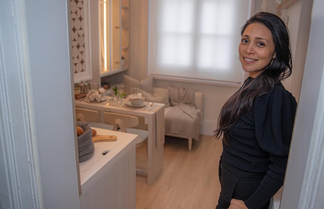 Zoe Beteta, arquitecta y directora creativa de Triskell Arch & Design Studio, al ingreso de su microdepartamento de 9.5 m2.